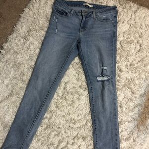 711 Levi skinny jeans. Light wash. Low rise.